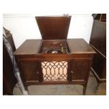 EDISON VICTROLA / WORKS / NEEDS SOME TLC