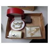 LOT OF JEWELRY LOT OF JEWELRY