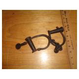 IRON ARM SHACKLES W KEY IRON ARM SHACKLES W KEY
