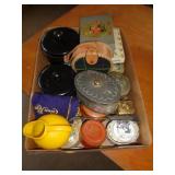 LOT OF TINS & TRINKET BOXES LOT OF TINS & TRINKET BOXES