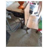 CAST IRON & WOOD VINTAGE SCHOOL DESK / ST CAST IRON & WOOD VINTAGE SCHOOL DESK / ST