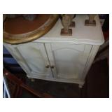 WHITE CABINET / HAS HUTCH TOO WHITE CABINET / HAS HUTCH TOO