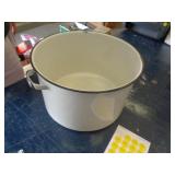 ENAMELWARE POT ENAMELWARE POT