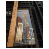 HUNTING KNIFE STILL IN PACKAGE HUNTING KNIFE STILL IN PACKAGE