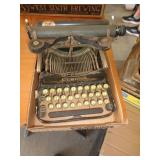 VINTAGE TYPEWRITER VINTAGE TYPEWRITER