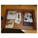 LOT OF COSTUME JEWELRY LOT OF COSTUME JEWELRY