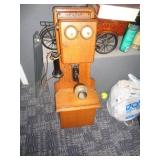 VINTAGE CRANK TELEPHONE / W INTERNAL WORKS / OF