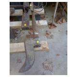 ANTIQUE BRUSH AXE / GH