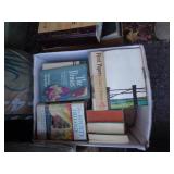 LOT OF BOOKS / G2