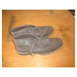 SZ 9M MENS SHOES
