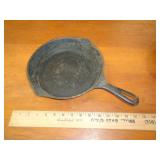 CAST IRON SKILLET 9 3/4' CAST IRON SKILLET 9 3/4'