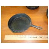 CAST IRON SKILLET 9 1/2' CAST IRON SKILLET 9 1/2'