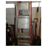 4' STEP LADDER / W 4' STEP LADDER / W