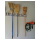 3 - BROOMS / G 3 - BROOMS / G