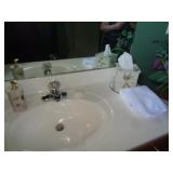 BATH ACCESSORIES ON SINK / BTHRM 1