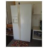 GE REFRIDGERATOR / FREEZER / WORKS / CLEAN / G