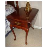 HAMMARY FURNITURE DROP LEAF END TABLE / BR2 HAMMARY FURNITURE DROP LEAF END TABLE / BR2