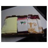LOT OF KITCHEN TOWELS