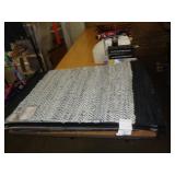 20X34 BLACK / WHITE RUG