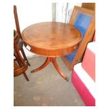 ROUND TABLE / METAL CLAW FEET /29' T X 30' ACROSS