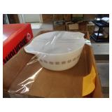 VINTAGE 2 1/2 QT PYREX BOWL