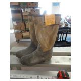 REDHEAD SZ 10 CAMO RUBBER BOOTS