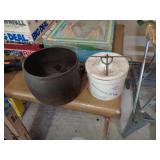 CAST IRON POT WITH CROCK