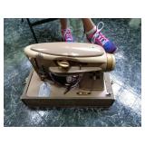SINGER SEWING MACHINE WITH CASE