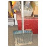 3 - SNOW SHOVELS 3 - SNOW SHOVELS