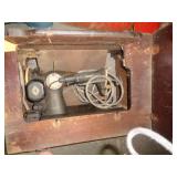 VINTAGE SINGER SEWING MACHINE /NO LEGS ON CABINET VINTAGE SINGER SEWING MACHINE /NO LEGS ON CABINET