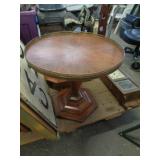 APPLIED VENEER ROUND TABLE 23' T X 26' ACROSS APPLIED VENEER ROUND TABLE 23' T X 26' ACROSS
