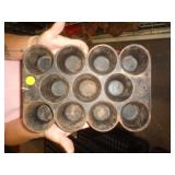 WAGNER CAST IRON MUFFIN PAN WAGNER CAST IRON MUFFIN PAN