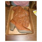 GIRLMIA BOOTS SZ 10 GIRLMIA BOOTS SZ 10