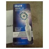 ORAL B ELEC TOOTHBRUSH / NEW
