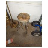 MILKING STOOL / LW