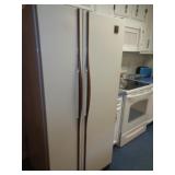 GE REFRIG / FREEZER SIDE BY SIDE / WORKING / K GE REFRIG / FREEZER SIDE BY SIDE / WORKING / K