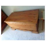 ANTIQUE CEDAR CHEST W KEY / YRM ANTIQUE CEDAR CHEST W KEY / YRM