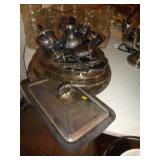 LOT OF SILVERPLATE ITEMS / G LOT OF SILVERPLATE ITEMS / G