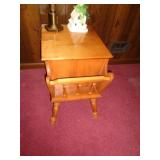 MAPLE SIDE TABLE 25'T X 19' W X 27' L / RR MAPLE SIDE TABLE 25'T X 19' W X 27' L / RR
