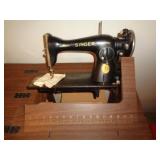 SINGER SEWING MACHINE & CABINET / G SINGER SEWING MACHINE & CABINET / G