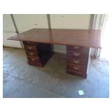EXECUTIVE DESK 31' T X 36' W X 72' L / RW EXECUTIVE DESK 31' T X 36' W X 72' L / RW