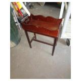 SMALL TABLE W TRAY / UT SMALL TABLE W TRAY / UT