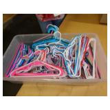 KIDS PLASTIC HANGERS / UT KIDS PLASTIC HANGERS / UT