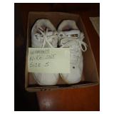 NIKE ONE WOMENS SZ 5