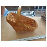 1995 LONGABERGER BASKET / ONE HANDLE BROKE 1995 LONGABERGER BASKET / ONE HANDLE BROKE