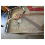 HAND WINCH ON HEAVY METAL FRAME / CT HAND WINCH ON HEAVY METAL FRAME / CT