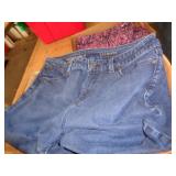 WOMENS SZ 8 JEANS