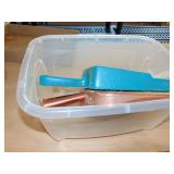 SMALL TOTE W 2 DUSTPANS