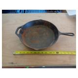 12' CAST IRON LODGE SKILLET / BEAR BOTTOM 12' CAST IRON LODGE SKILLET / BEAR BOTTOM