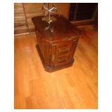 END TABLE 22'T X 33' W X 47' L / FR